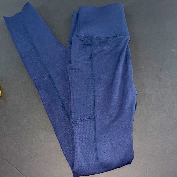 LIKE NEW High-Waisted SculptKnit Pocket Legging - Picture 5 of 11